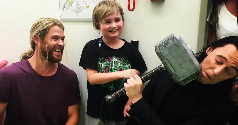 Aksi Duo Chris Hemsworth dan Tom Hiddleston Ini Bikin Gemas!