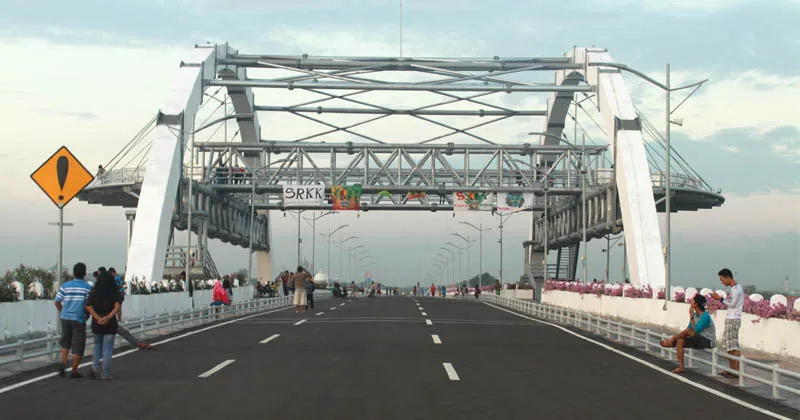Indahnya Pagi di Jembatan Pantai Kenjeran