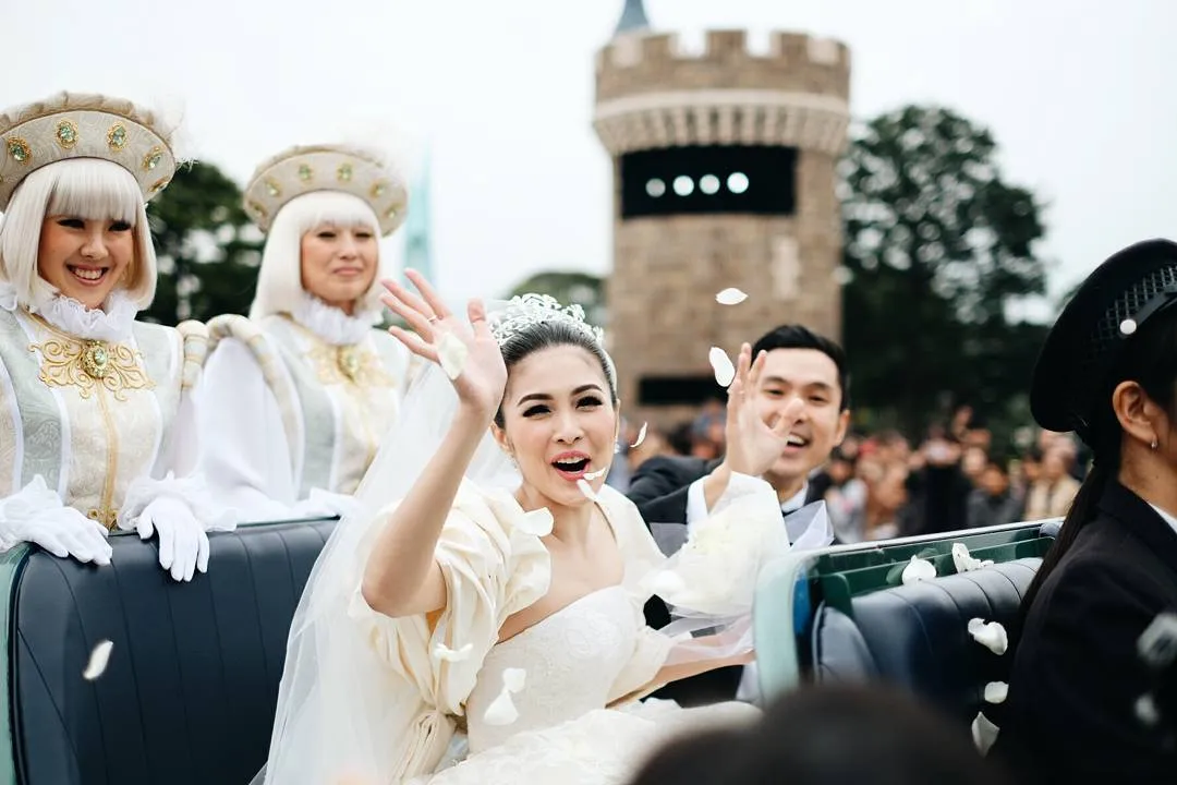 Cantiknya Sandra Dewi di Disneyland Tokyo