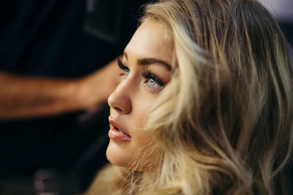 4 Gaya Kasual Gigi Hadid yang Siap Buat Harimu Makin Fresh