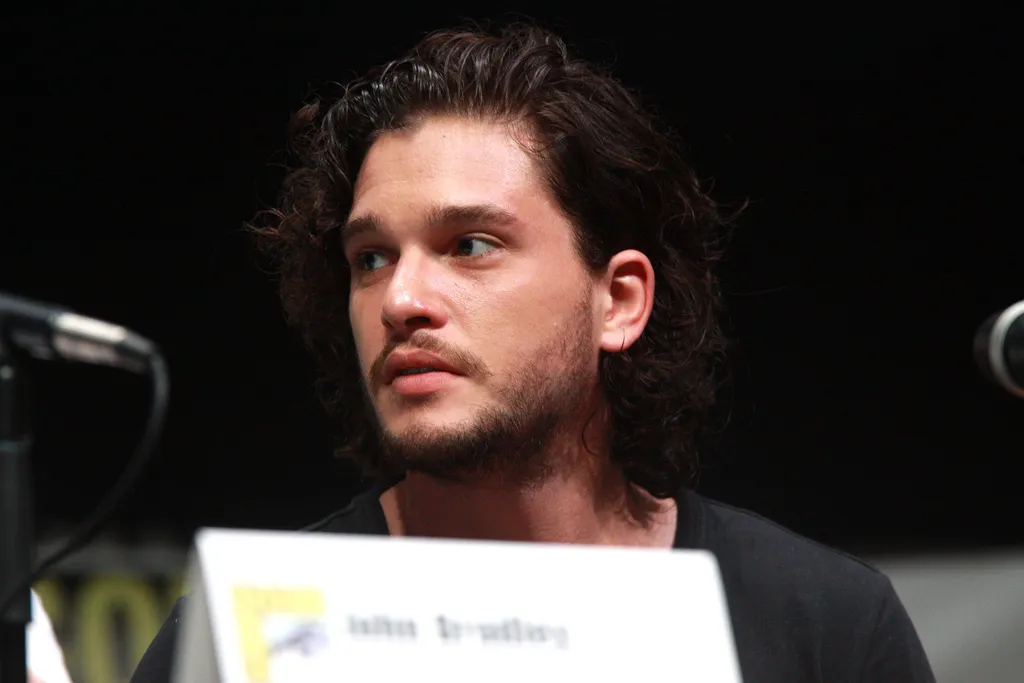 Ekspresi Imut Pemeran Jon Snow Karena Kurang Perhatian di Ulang Tahunnya