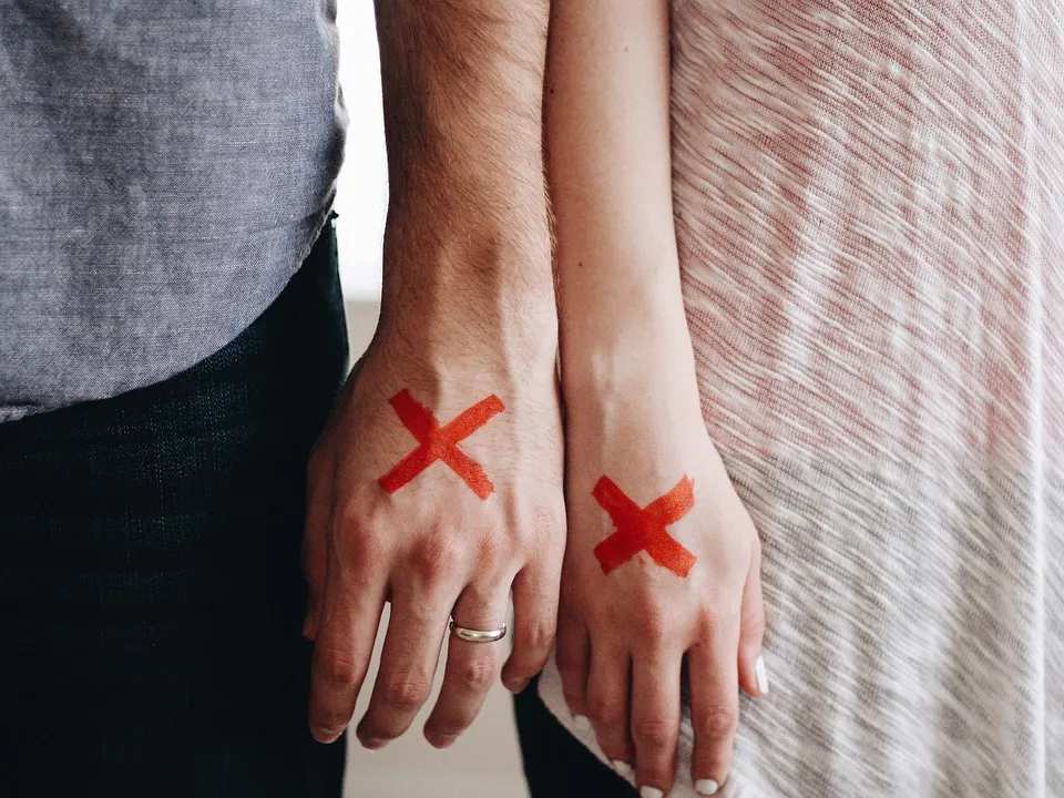 4 Sikap yang Menandakan Pasangan Anda Mungkin Terlibat Perselingkuhan