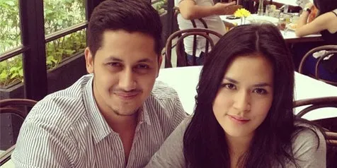 Raisa – Keenan Pearce Kencan Mesra di Konser Katy Perry