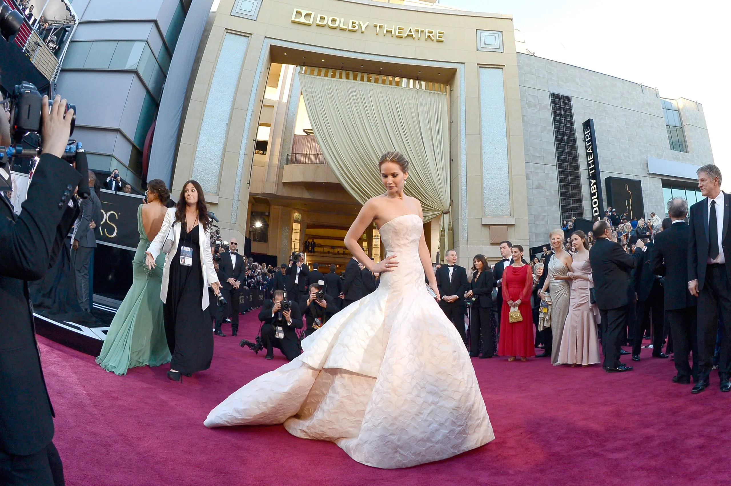 7 Gaun Red Carpet Oscar yang Terlalu Indah Untuk Tidak Diberi Piala Sendiri