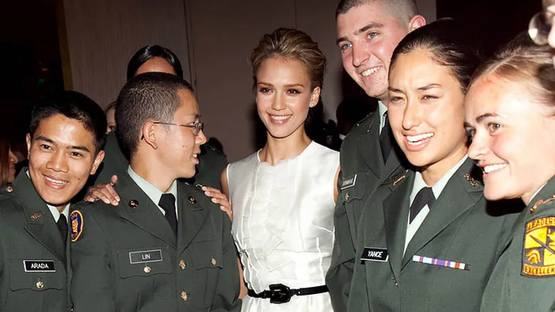 23 Selebriti Hollywood dari Keluarga Militer