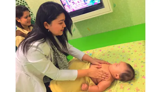 Yuk, Memijat Bayi Sendiri