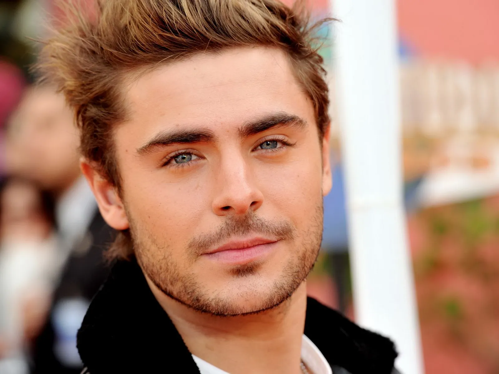 Zac Efron Unggah Foto Transformasinya Jadi Pembunuh Berantai