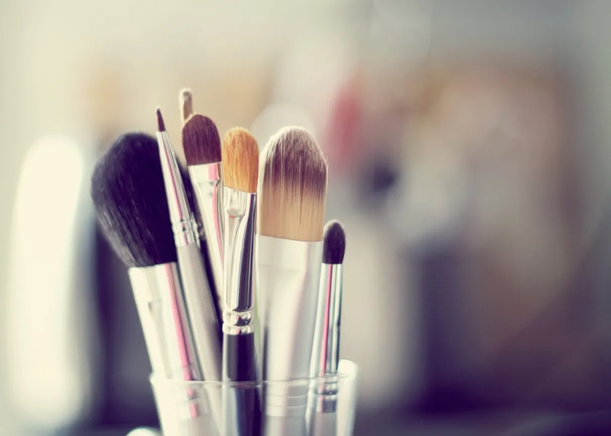 3 Cara Mudah dan Benar Untuk Bersihkan Makeup Brush