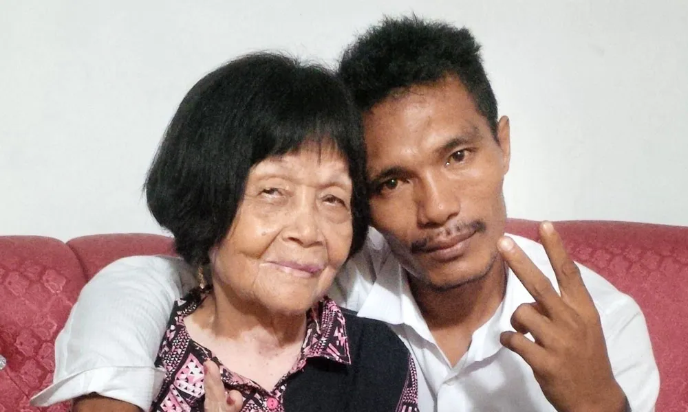 Pemuda 28 Tahun Nikahi Nenek 82 Tahun