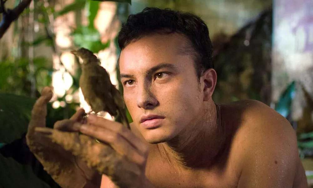 Alasan di Balik Nicholas Saputra Rela Menjadi Manusia Burung