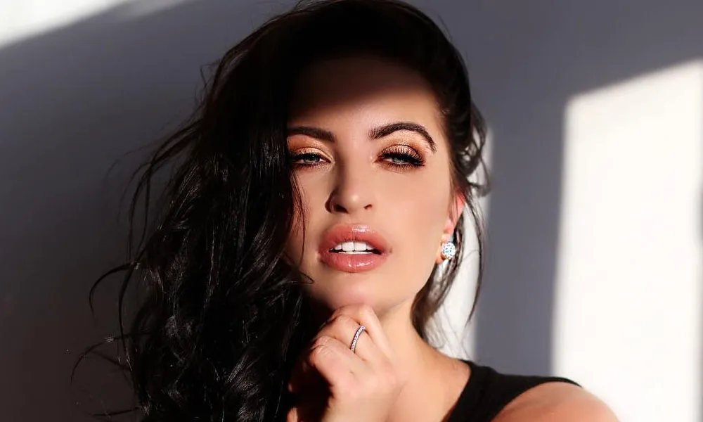 Siera Bearchell, Kontestan Miss Universe yang Tubuhnya Dianggap Tidak “Proporsional”