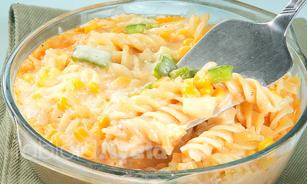 Fusilli Panggang dengan Lelehan Keju Mozzarella dan Irisan Paprika Hijau