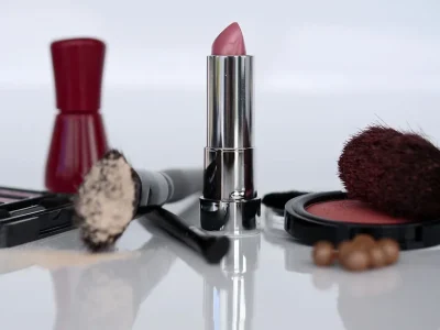 makeup yang harus dimiliki pemula