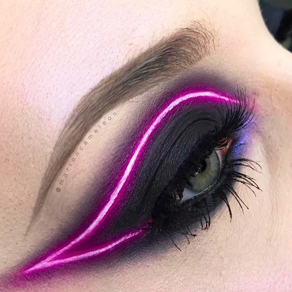 Kreasi Eyeliner Viral Satu Ini Buat Matamu Mirip Lightsaber, Mau Coba?