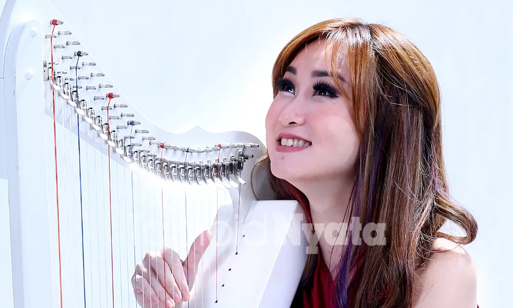 Angela July Menemukan Dirinya dalam Petikan Harpa