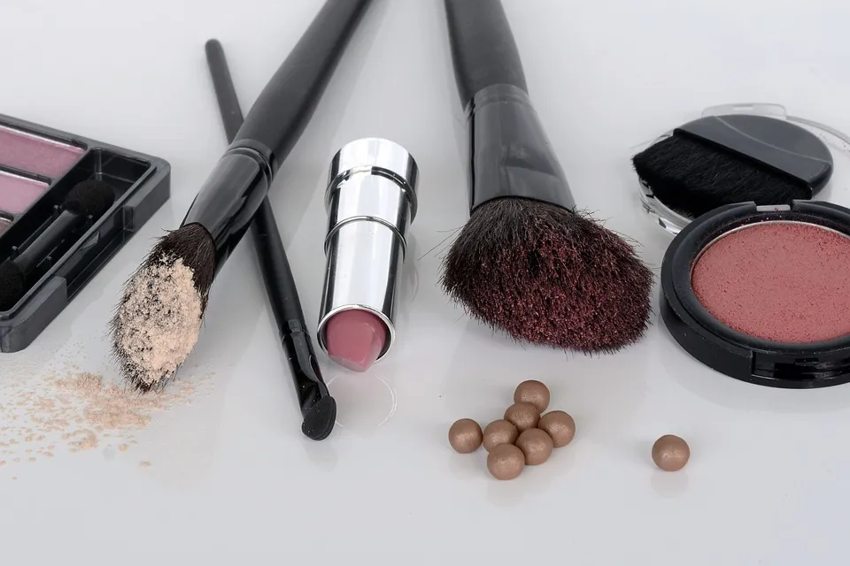 7 Hal Menyakitkan yang Hanya Pernah Dirasakan Oleh Penggemar Makeup