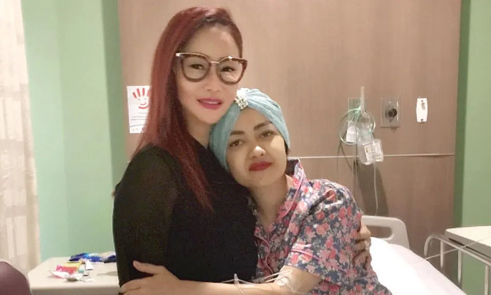 Inul Saat Mengunjungi Julia Perez: “Jupe Hebat, Semangatnya Tinggi untuk Mau Sembuh”