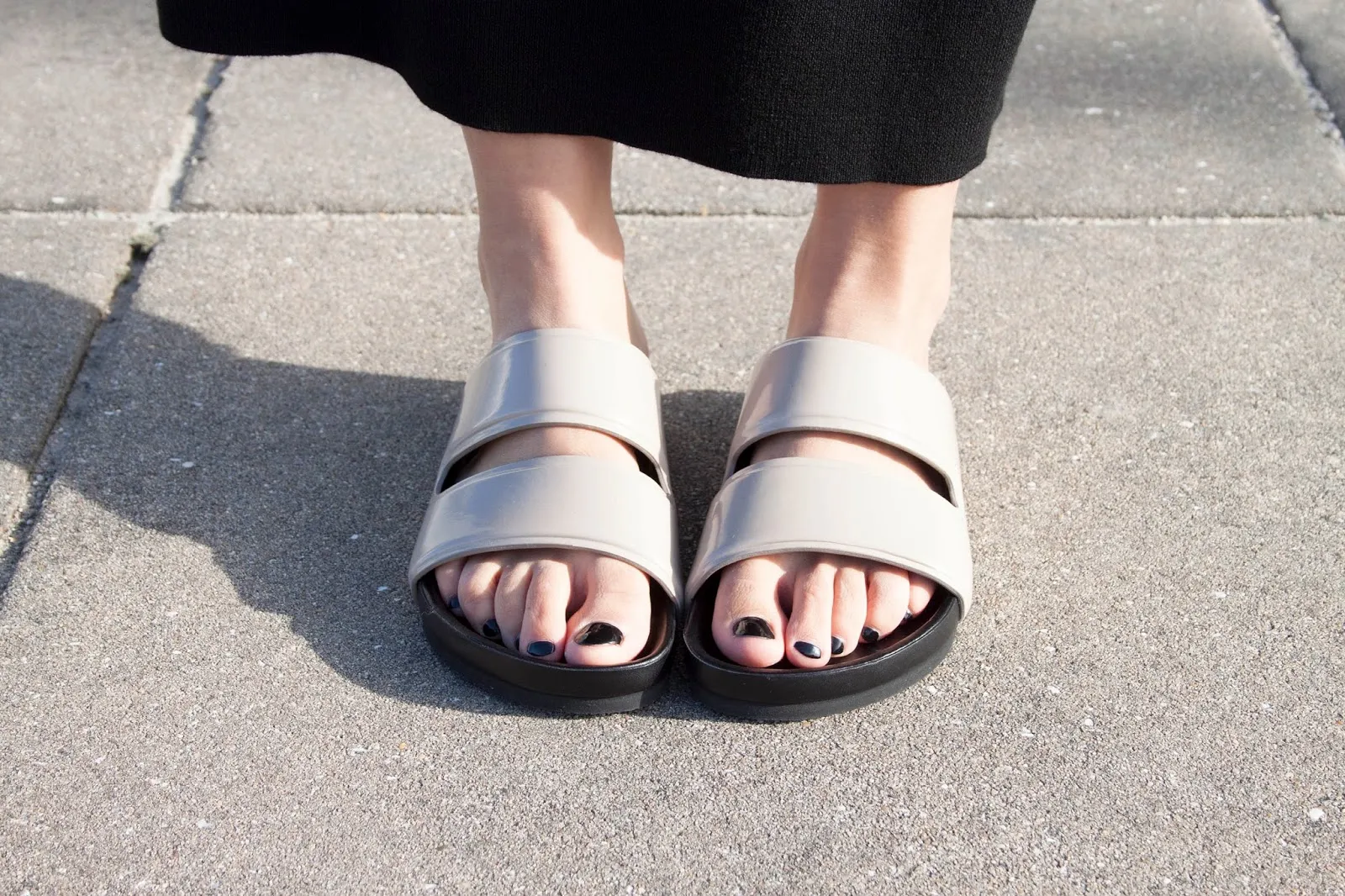 6 Tipe Alas Kaki yang Buat Kaki Lebarmu Makin Indah