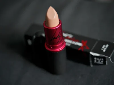 tips memakai lipstik nude