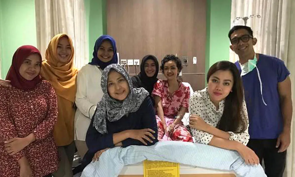 Alami Demam Tinggi, Julia Perez Batal Pulang