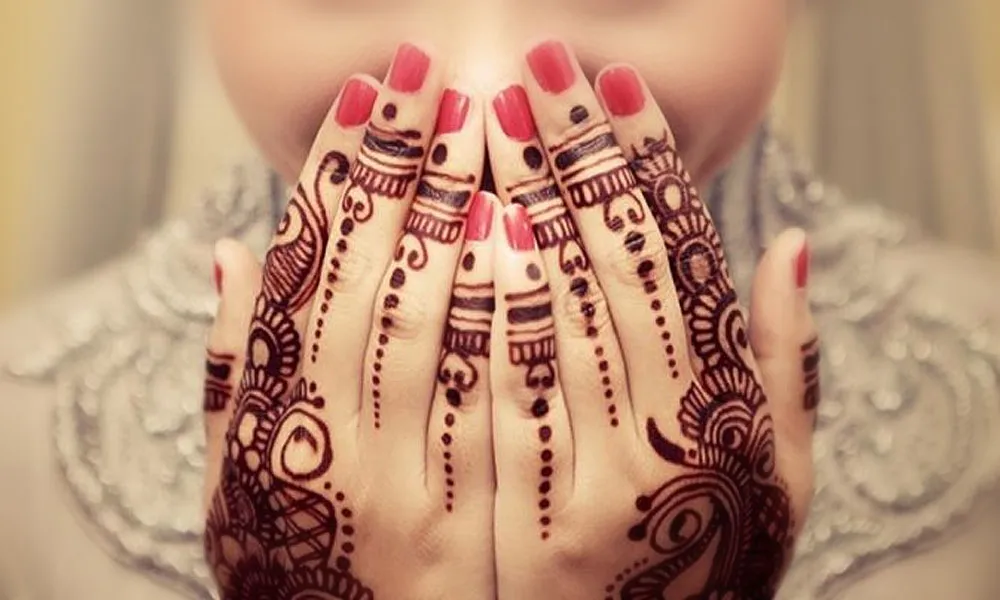 Setelah Kehilangan Tangannya, Kini Gadis Ini Menjadi Terkenal sebagai Pelukis Henna Difabel