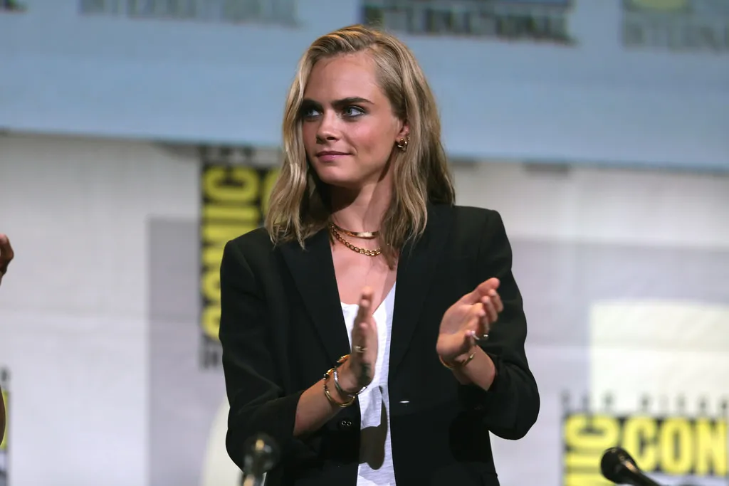 Cara Delevingne Tampil Botak Untuk Kritik Arti Kecantikan