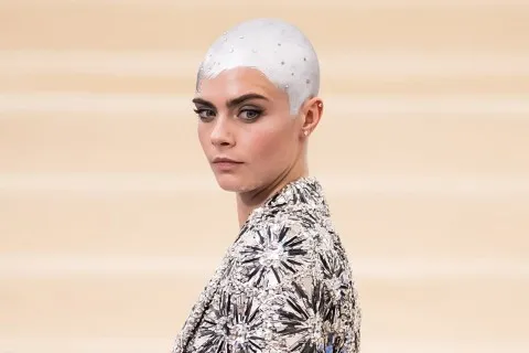 Sebelum Cara Delevingne Gundul, Para Selebriti Perempuan Ini Pernah Tampil Serupa
