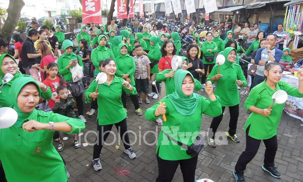 Ramaikan Pasar Jember, Sasa Goyang Goreng Krispi Bersama Tabloid Nyata