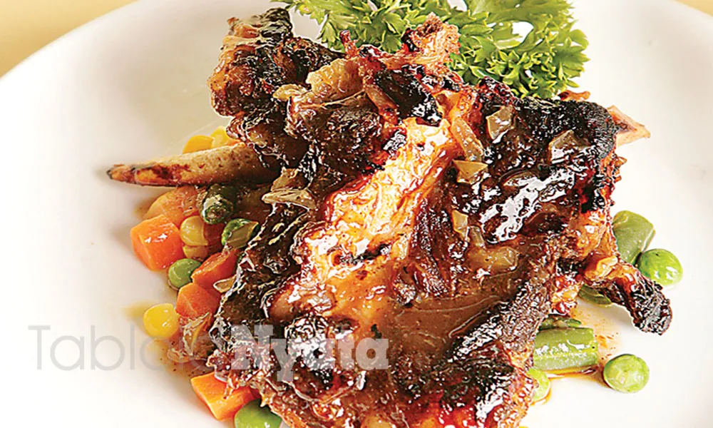 Daging Iga Empuk Dibakar dengan Olesan Bumbu BBQ