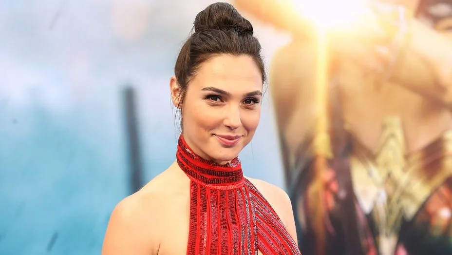 Gal Gadot Ciptakan Tren Flat Shoes di Red Carpet