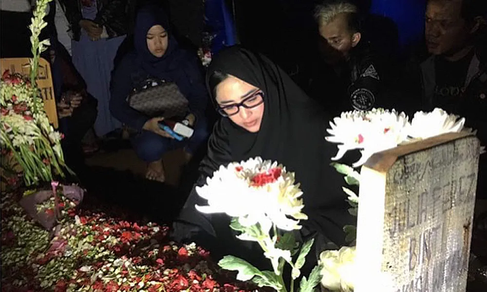 Dewi Persik Mengaji di Makam Jupe