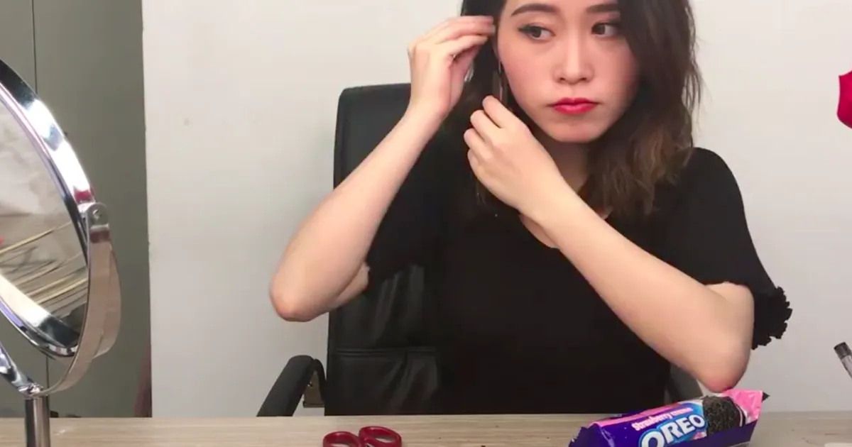 Kreatif! Perempuan Ini Tampil Wow dengan Makeup dari Cemilan