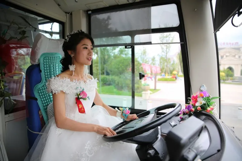 Lupakan Pangeran Berkuda Putih, Wanita Ini Menyetir Bus Untuk Jemput Suami