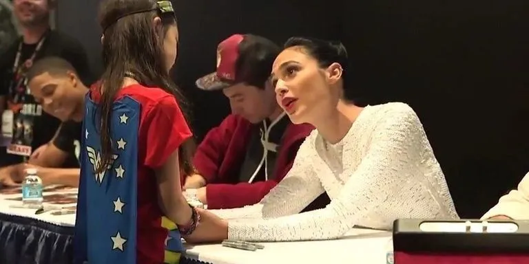 Ekspresi Haru Gal Gadot Ketika Bertemu Wonder Woman Kecil