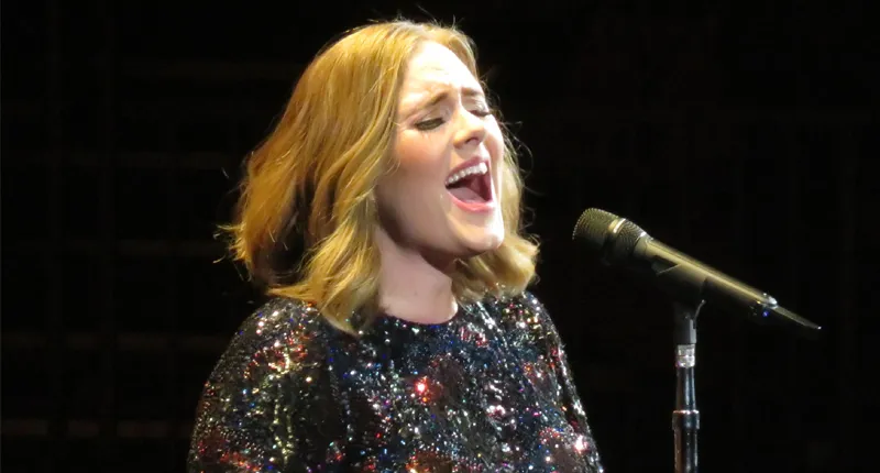 Aksi Nyanyi Bareng Untuk Adele ini Bikin Haru, Salut Buat Fans-nya!