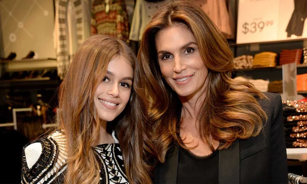 Cindy Crawford, Nikmati Yoga di Depan Samudra Pasifik
