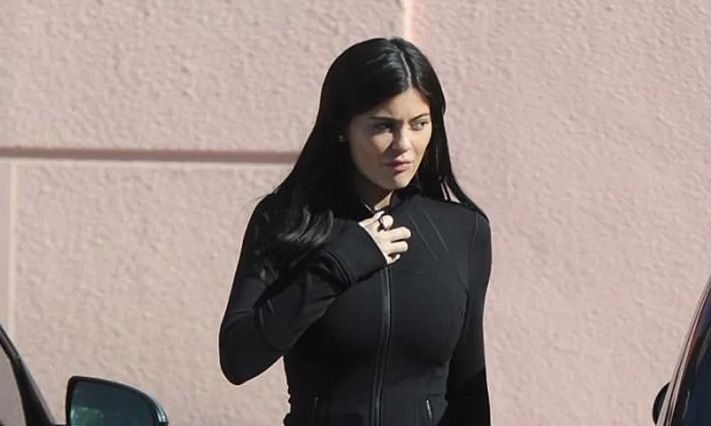 Meski Tanpa Makeup, Kylie Jenner Tetap Tampil Cantik