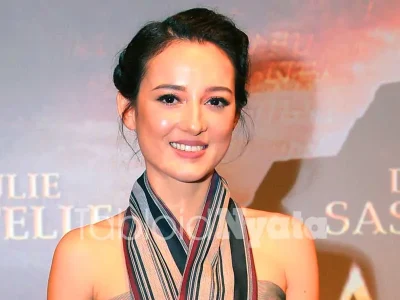 Julie Estelle Keluar