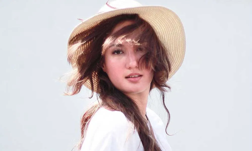 Nadine Chandrawinata Mendaki Gunung di Negeri Dongeng