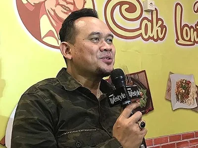 Perbedaan Lontong di Warung Cak Lontong