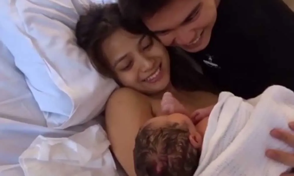 Mengharukan! Video Kelahiran Anak Pertama Acha Septriasa