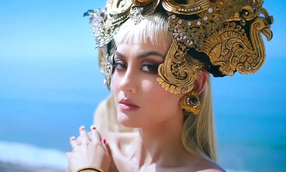 7 Bukti Kain Indonesia Mempesona di Video Music Terbaru Agnez Mo