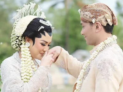 Vicky Shu Dinikahi Ade Imam