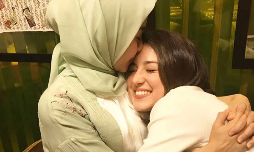 9 Potret Manisnya Persahabatan Laudya Cynthia Bella dan Julie Estelle