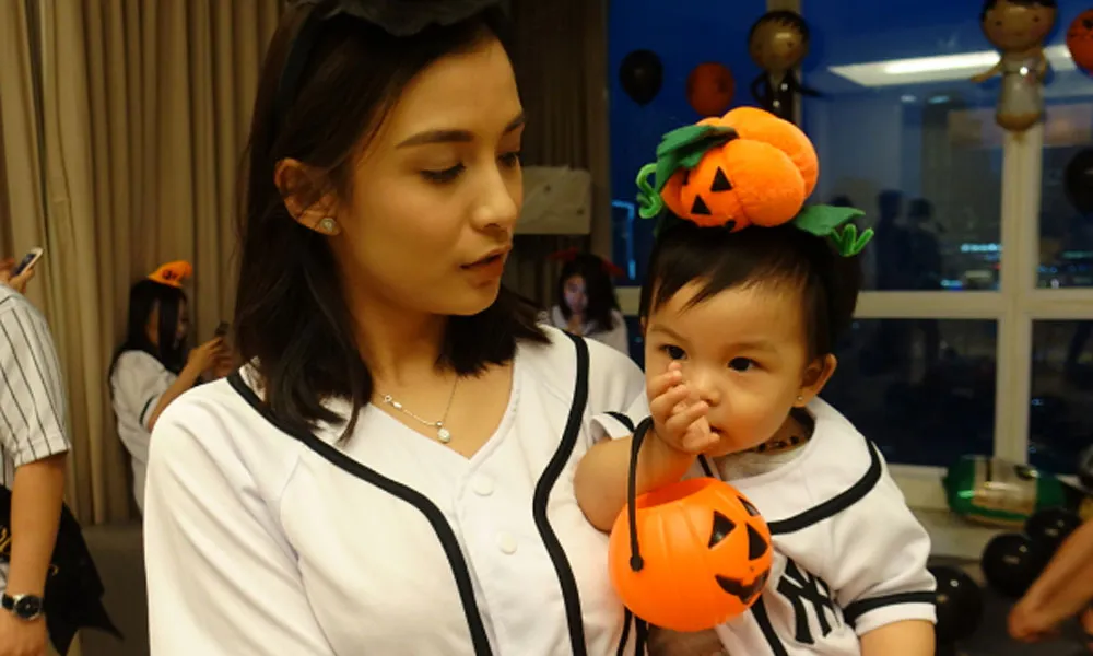 Lucunya Putri Glenn dan Chelsea Rayakan Halloween Pertamanya