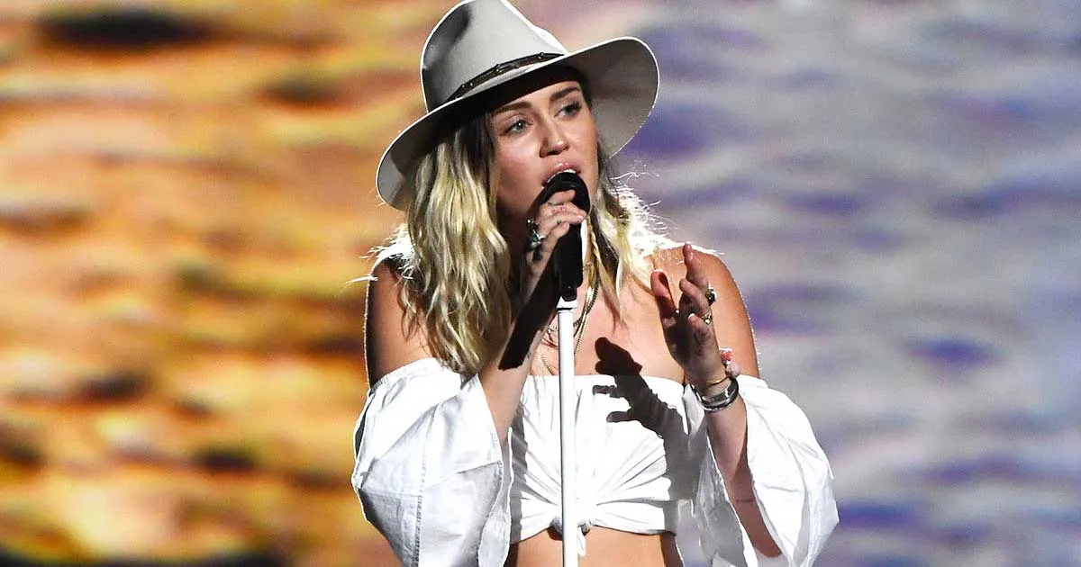 Cara Unik Miley Cyrus Berikan Pesan Positif Pada Dunia