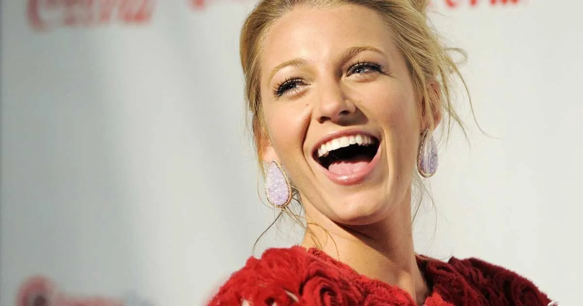 Tampil Stylish, Blake Lively Lupa Pakai Celana