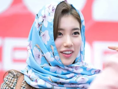 Bae Suzy tampil berhijab
