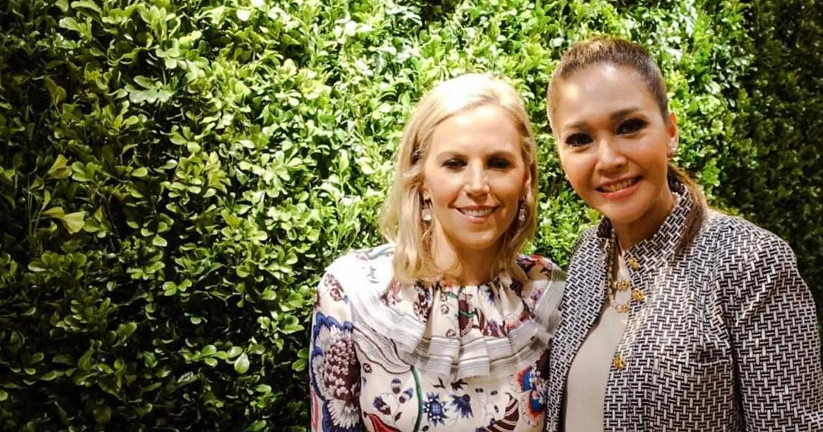 Nge-date di Hong Kong, Maia dan Irwan Musri Pose dengan Tory Burch