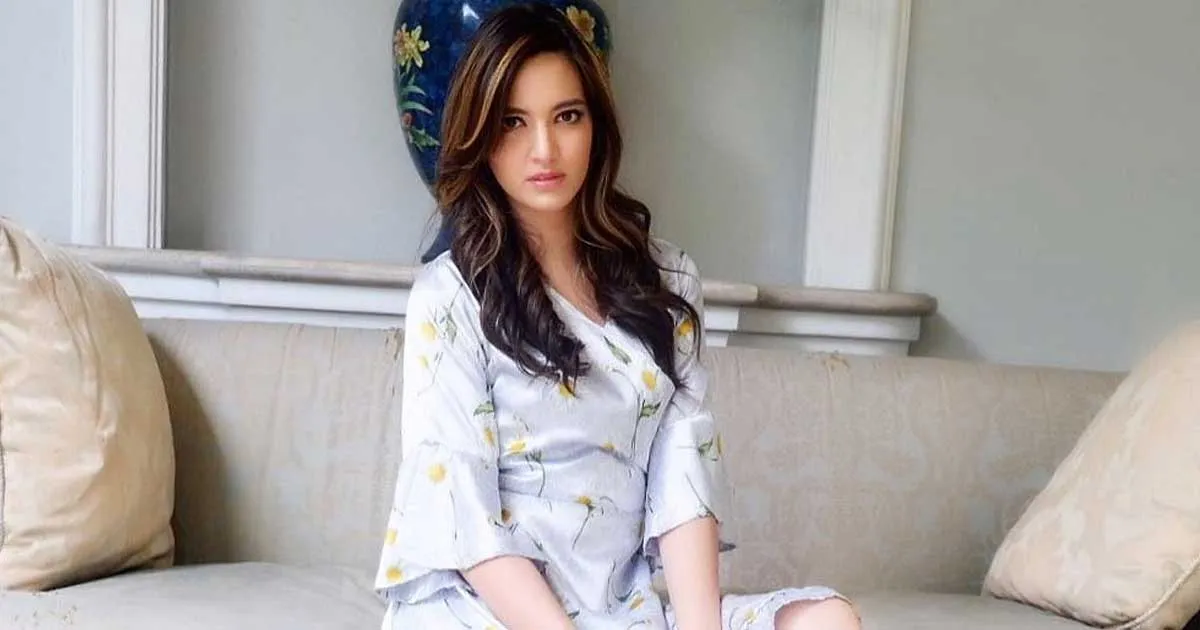 Wow… Nia Ramadhani Pamer Tato di Punggungnya